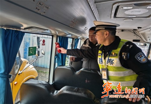 【平安春运 交警同行】宁远：开展校车安全培及安全大检查  护航学生平安出行2_副本500.jpg