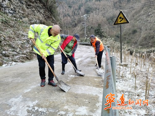 宁远：溶雪除冰保畅通1_副本500.jpg