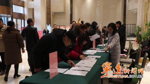 出席政协宁远县十届四次会议委员向大会报到_副本500.jpg