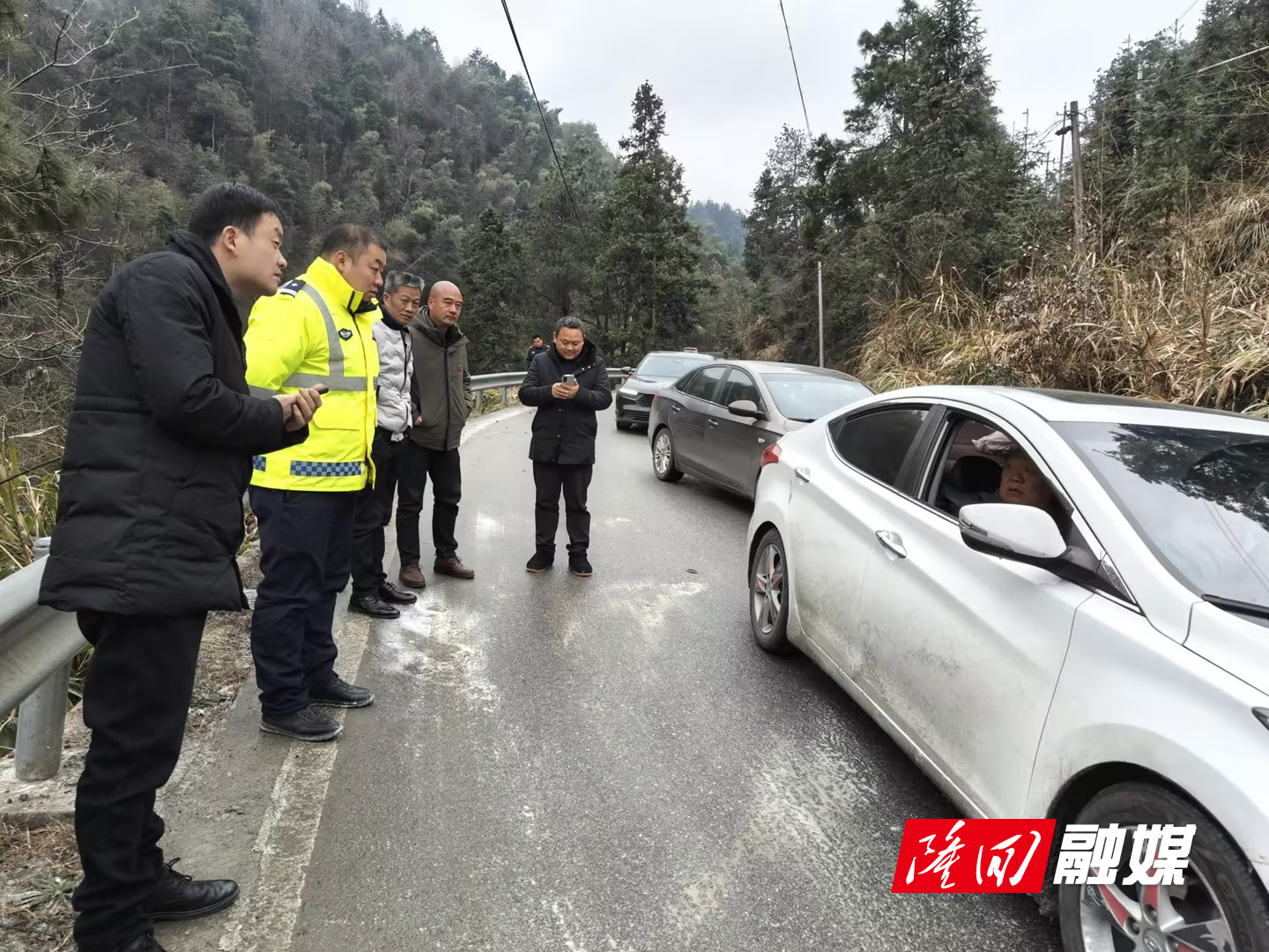 隆回交通执法大队积极应对低温雨雪冰冻天气(图1)