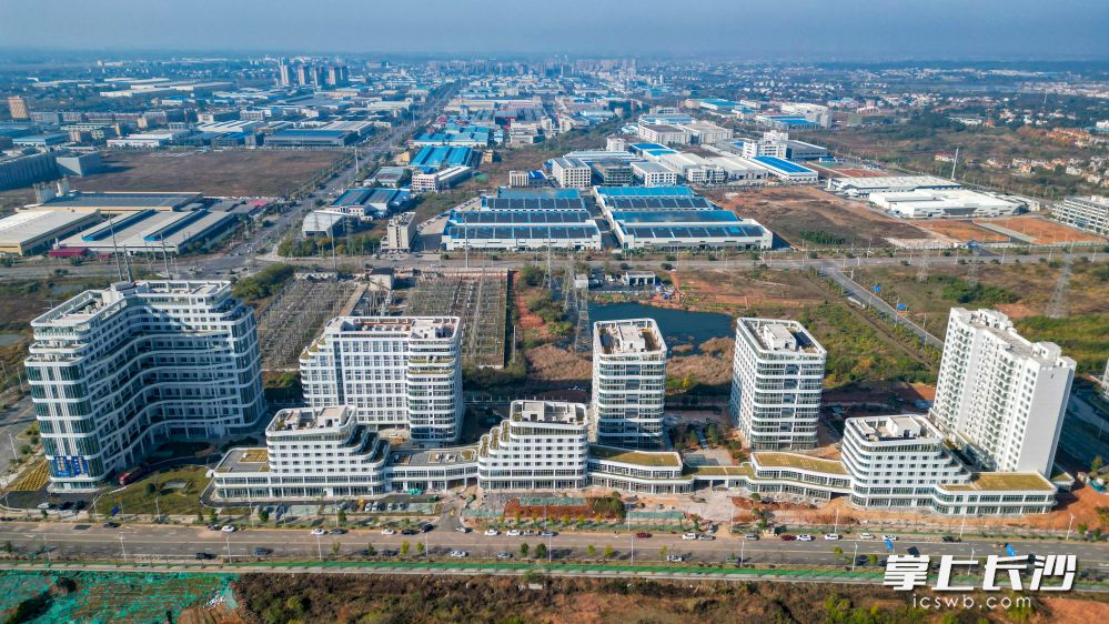 位于浏阳经开区的金阳新城人才公寓项目通过BIM+VR全景可视化交底、机电管线综合、BIM虚拟样板等，实现“一模用到底”。长沙晚报全媒体记者 易亿摄
