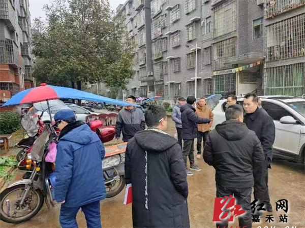 在小区检查电动自行车安全.jpg 在小区检查电动自行车安全.jpg