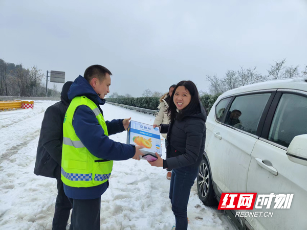 圖六（集團“路燈”品牌體驗中心常德西中心站工作人員為滯留司乘送上免費食物）.jpg