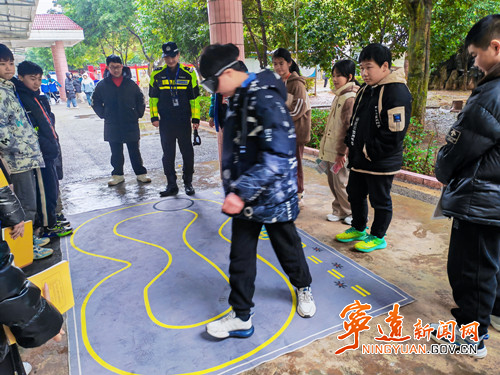 宁远：上好“开学第一课” 守护学生平安行2_副本500.jpg