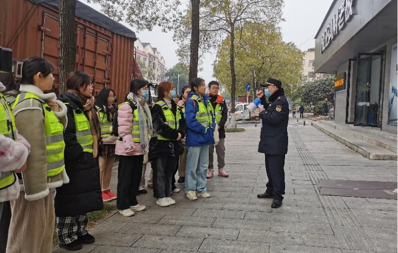 醴陵市组织大学生志愿者参加“执法体验日”.png