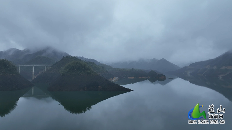 美丽蓝山：春雨薄雾润山色 烟波缥缈入画来2.jpg