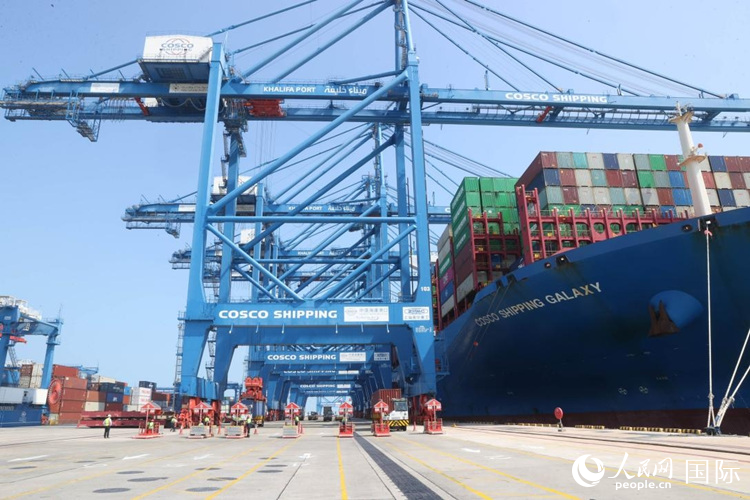 中远海运港口阿布扎比码头工作场景。人民网 纳达尔·达乌德摄