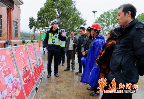 【平安春运 交警同行】宁远：交警宣传进乡村 共话安全零距离2_副本500.jpg