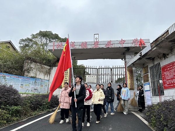 学生去打扫.jpg