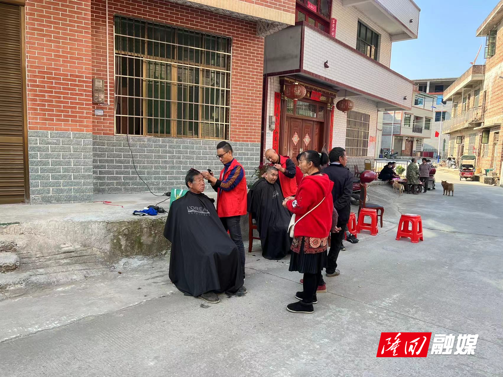 司门前镇开展“文明实践我行动”学雷锋爱心义剪活动(图1)