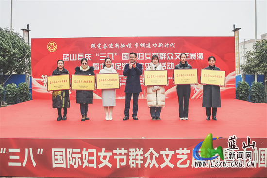 我县举办庆“三八”国际劳动妇女节群众文艺展演暨巾帼促消费欢乐购活动.jpg