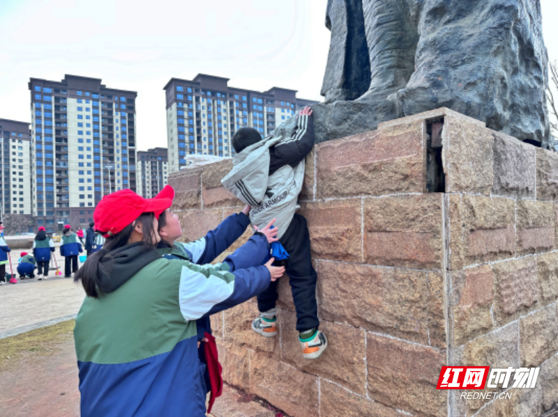 2志愿者们对攀爬革命烈士雕塑的小朋友进行文明劝导.png