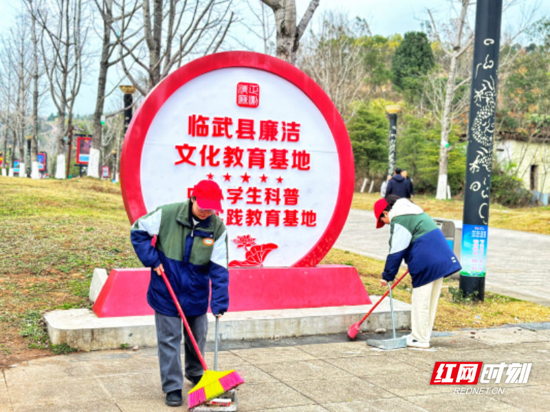 3志愿者们清理黄龙山植物园基地内的垃圾 .png