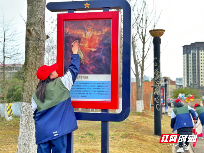 4志愿者清洁红色文化主题公园宣传栏.png