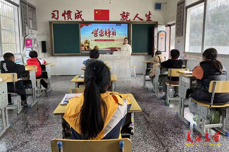 吉首市排绸小学：开展“弘扬雷锋精神 争做新时代好少年”学习雷锋日主题教育1.jpg