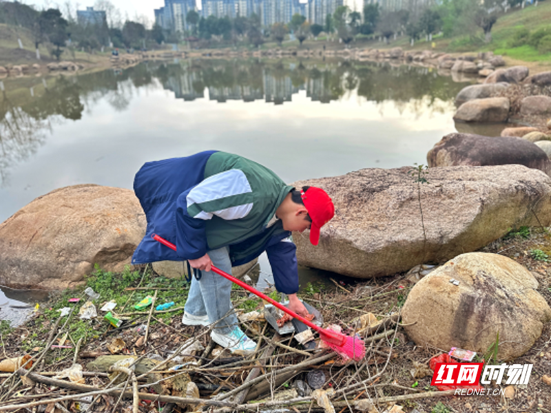 6 志愿者不怕脏累清理湖边垃圾.png