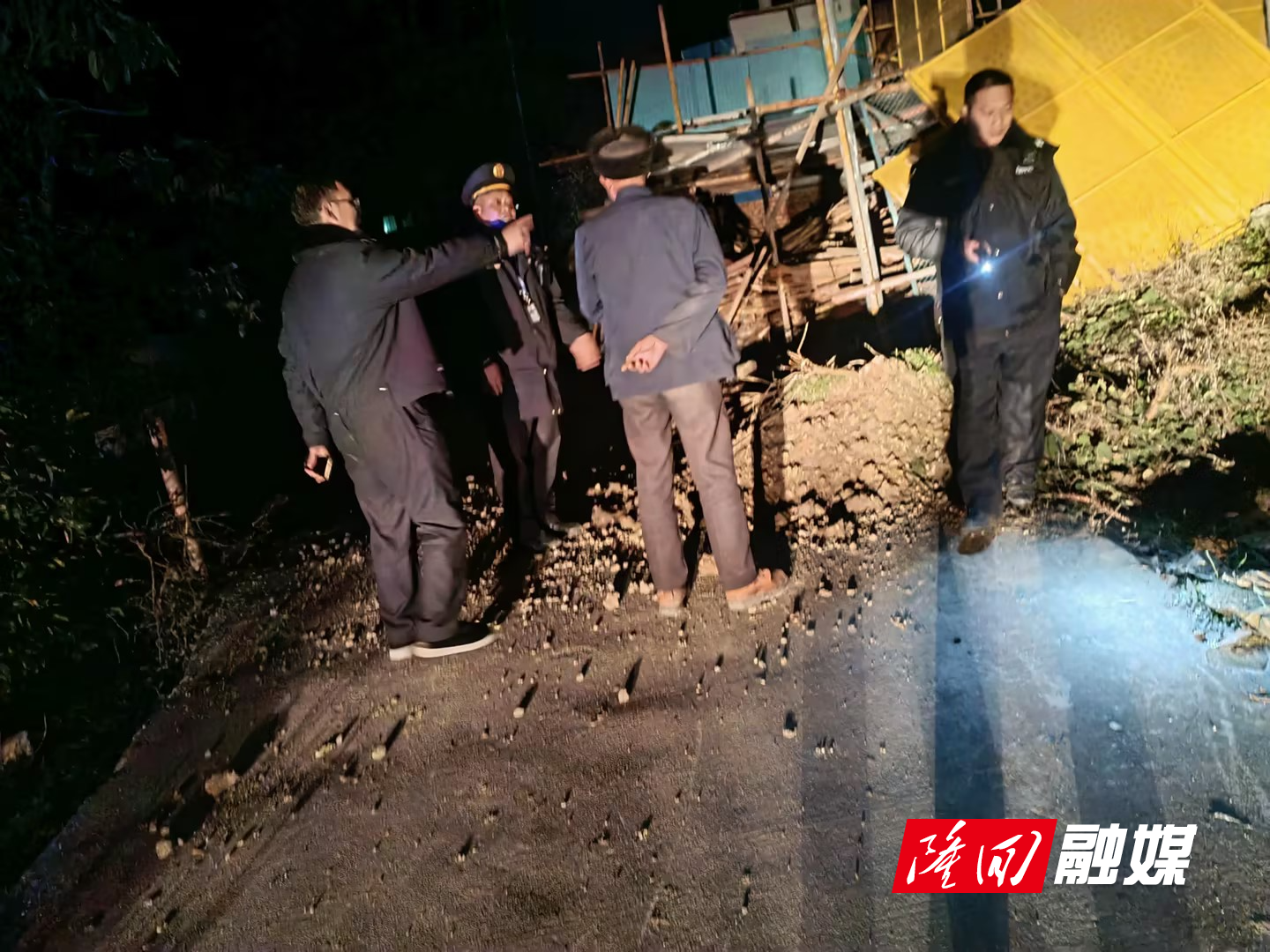 隆回：路警联手处理公路路障(图2)