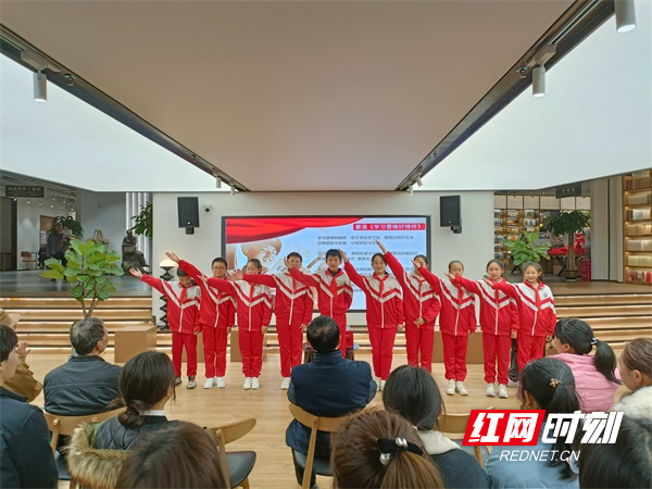 图二郴江小学的小学生领唱《学习雷锋好榜样》。.jpg