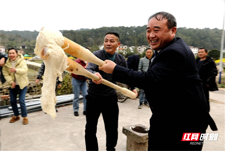 5.体验农家打糍粑.jpg