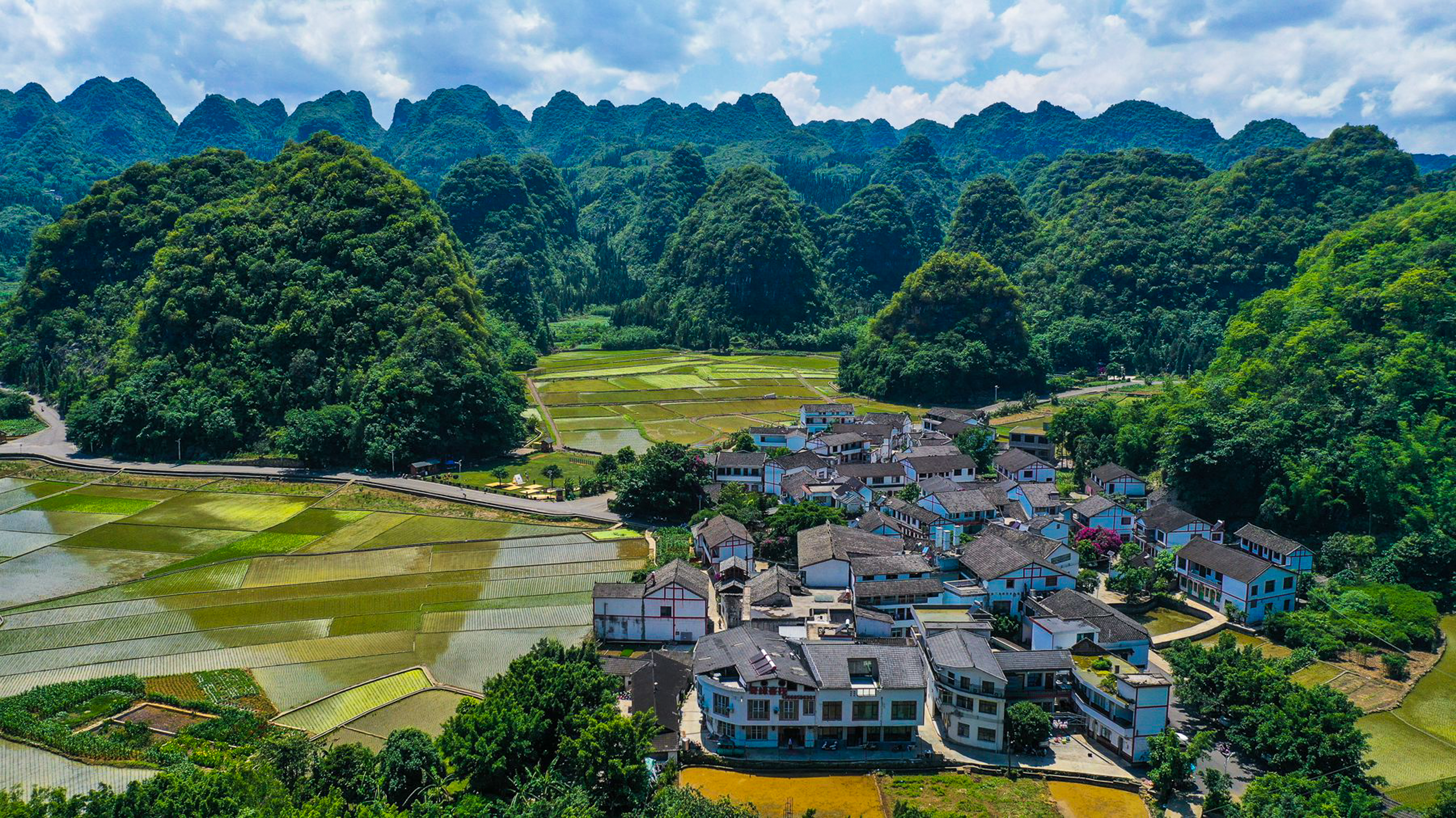 422616-兴义市万峰林景区田园风光。.jpg
