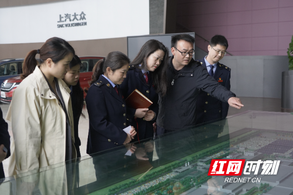 0311 一分局 上汽大众工作人员介绍园区布局.JPG