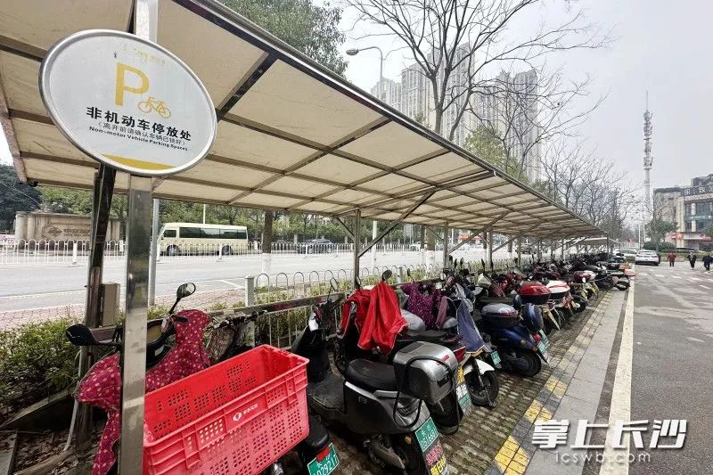 中交中央公园小区,电动自行车统一停放于小区外。 图片