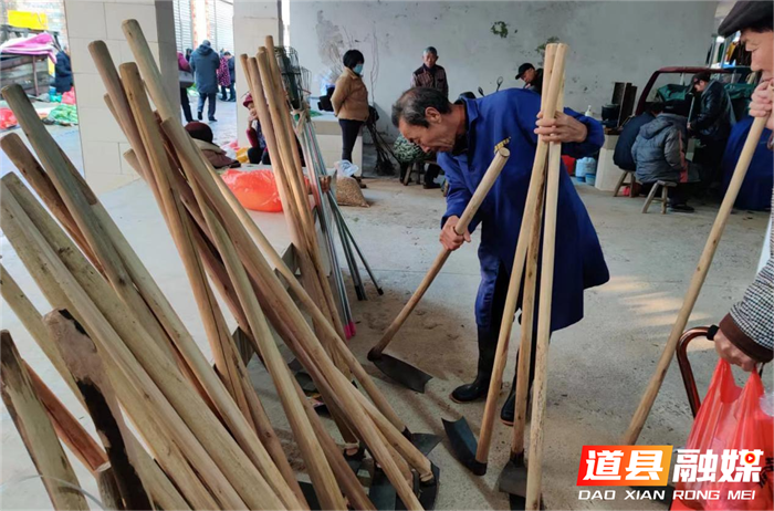 组图｜道县：春来农事忙 购农具助春耕5_副本.png