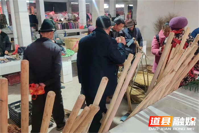 组图｜道县：春来农事忙 购农具助春耕4_副本.png