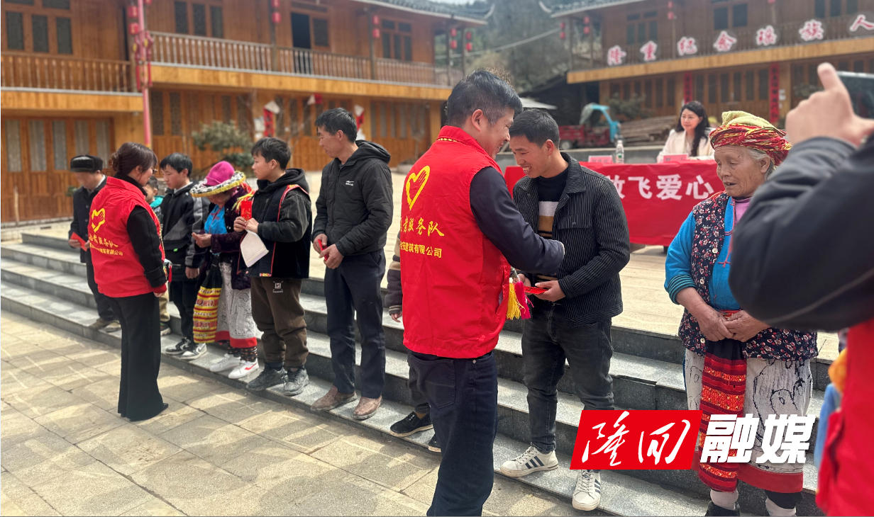 虎形山花瑶风景名胜区管理处联合爱心企业到茅坳村开展“放飞爱心 书送希望”志愿服务活动(图1)
