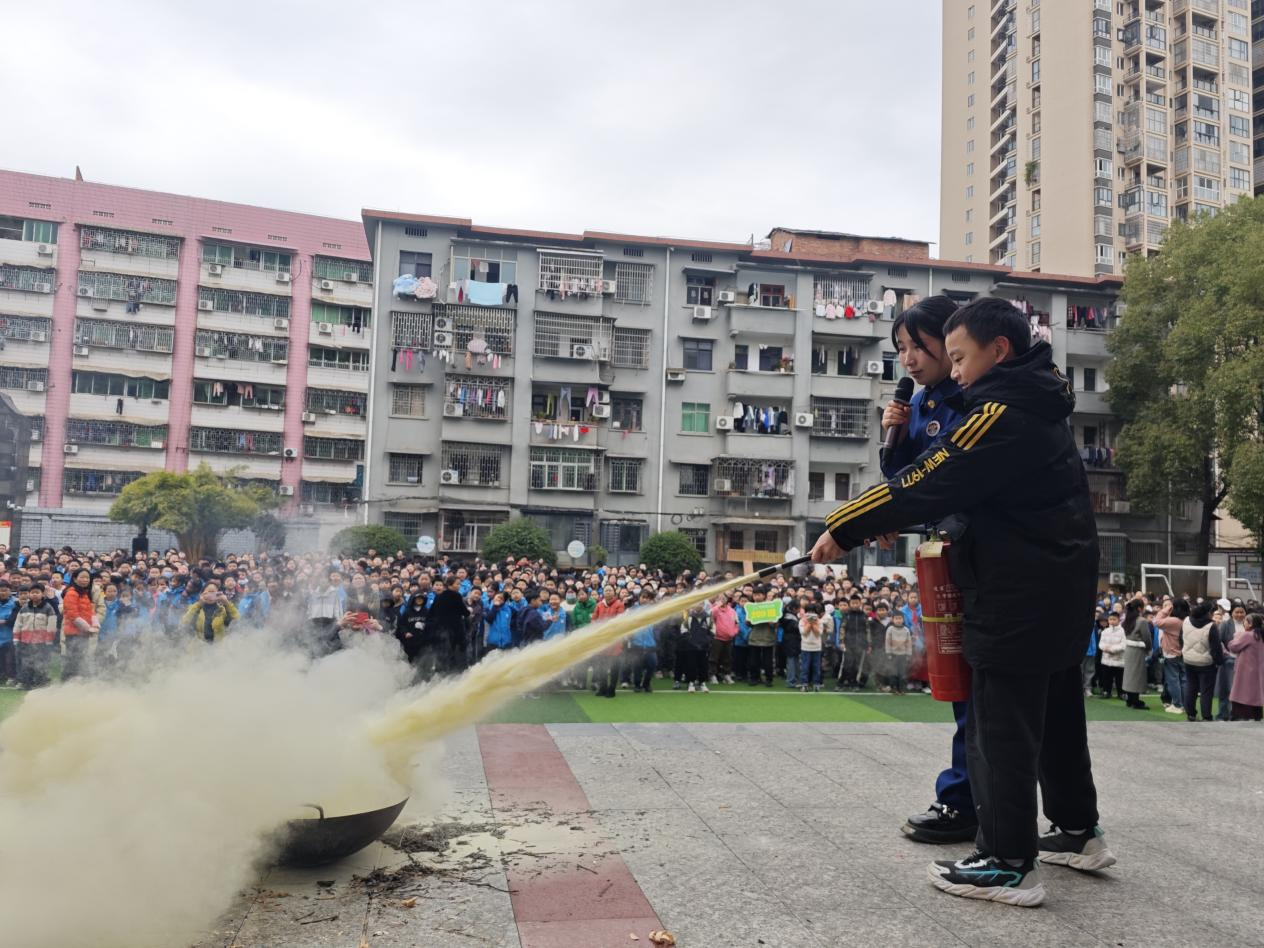 双清区：消防宣传进校园 师生齐学“热知识”(图2)