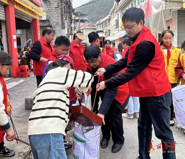 吉首市马颈坳小学：学习雷锋精神 弘扬时代美德4.jpg