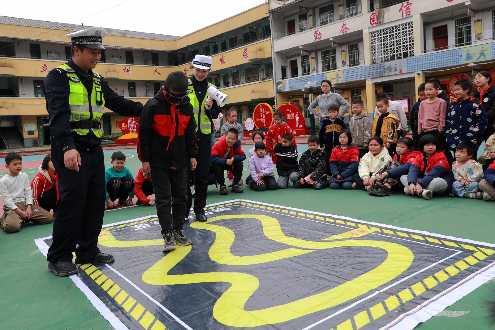 通道杉小学生体验醉驾.jpg