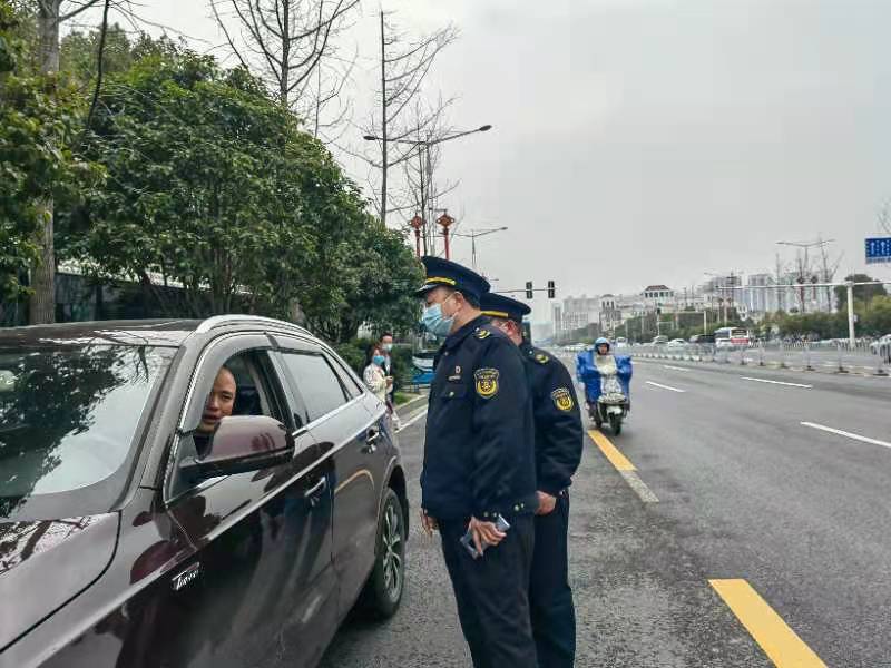 開福區(qū)開展道路交通運(yùn)輸安全執(zhí)法。