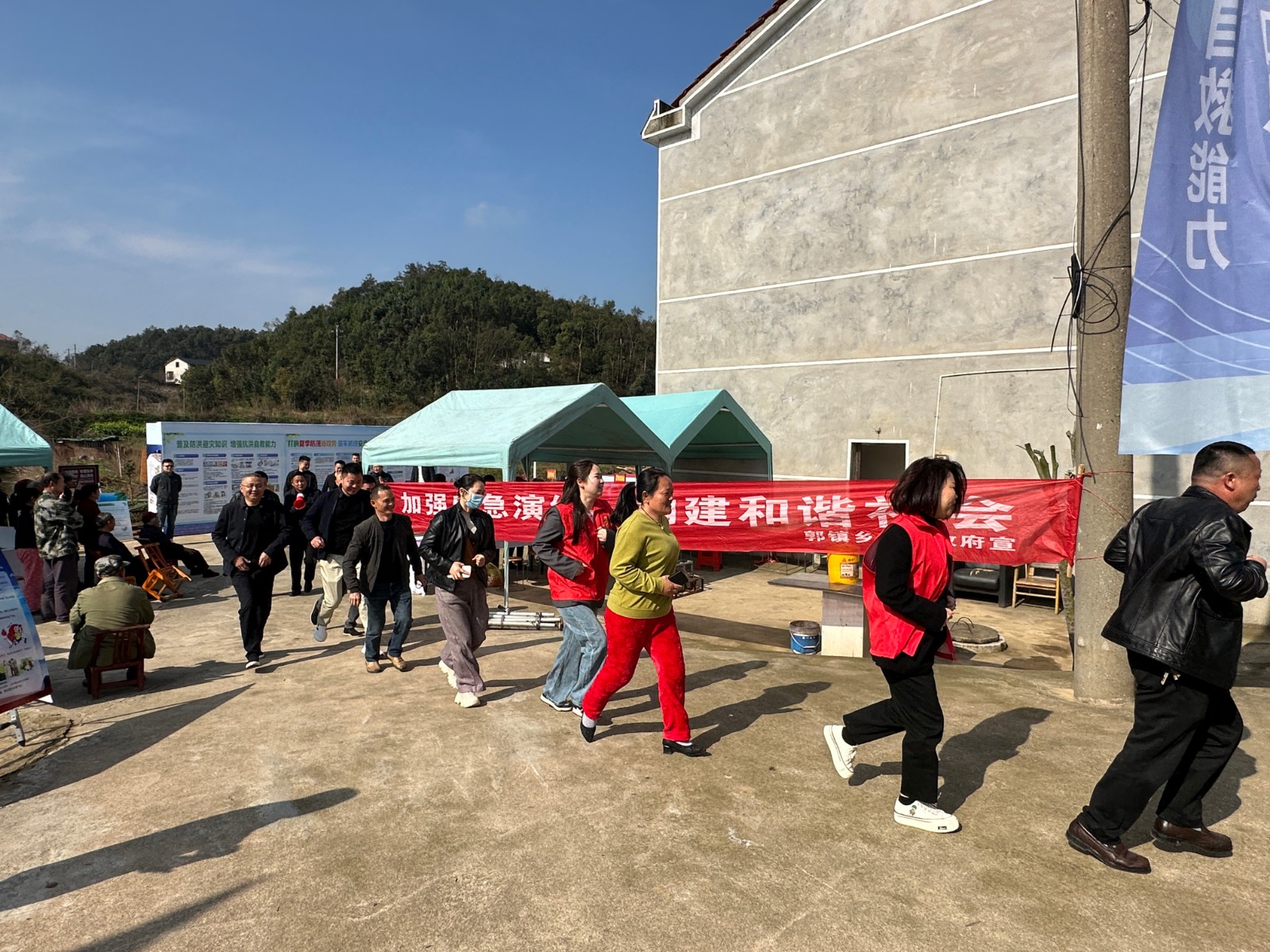 2024年3月26日,郭镇乡新时代文明实践所在马安村开展水库防汛抗旱应急演练 - 副本(1).jpg