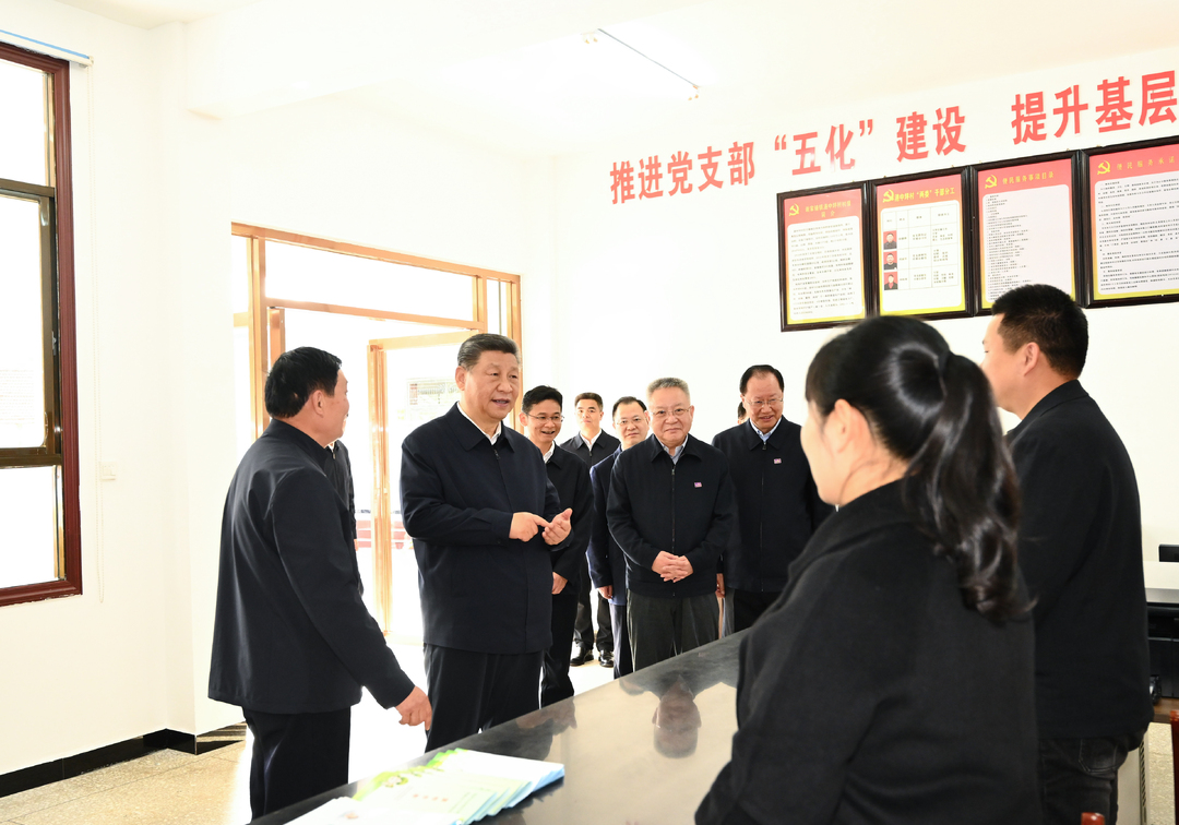 3月18日至21日，中共中央總書記、國家主席、中央軍委主席習(xí)近平在湖南考察。這是19日下午，習(xí)近平在常德市鼎城區(qū)謝家鋪鎮(zhèn)港中坪村黨群服務(wù)中心了解當(dāng)?shù)貫榛鶎訙p負(fù)、提升基層治理效能等情況。.png