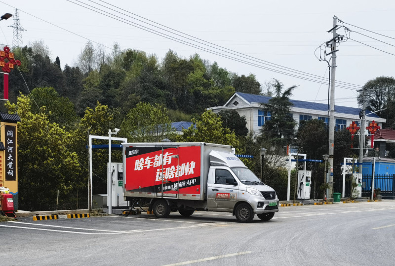 在浏阳市官桥镇涧江河村，新建成的充电桩为过往的新能源车辆提供充电服务。长沙晚报通讯员 李双相 供图