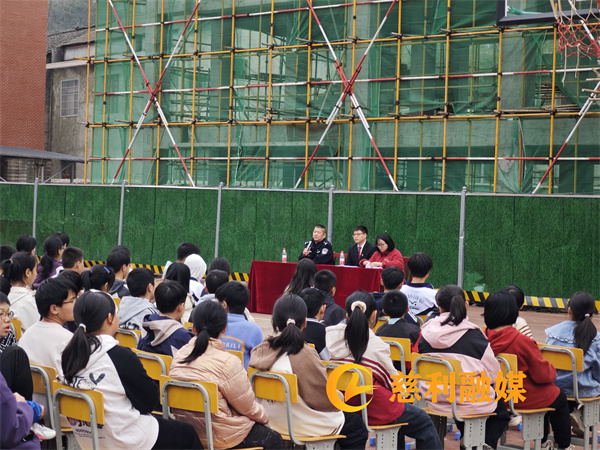 讲台.jpg 讲台.jpg