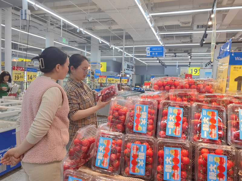 沃尔玛超市内，选购水果的市民络绎不绝。