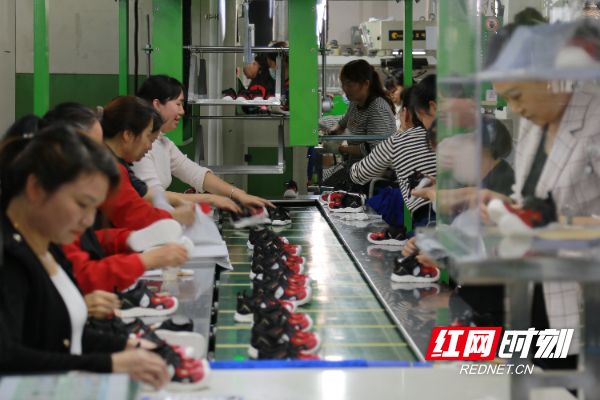 3月28日，在宁远高新技术产业开发区一鞋企车间，工人在赶制订单产品。.jpg