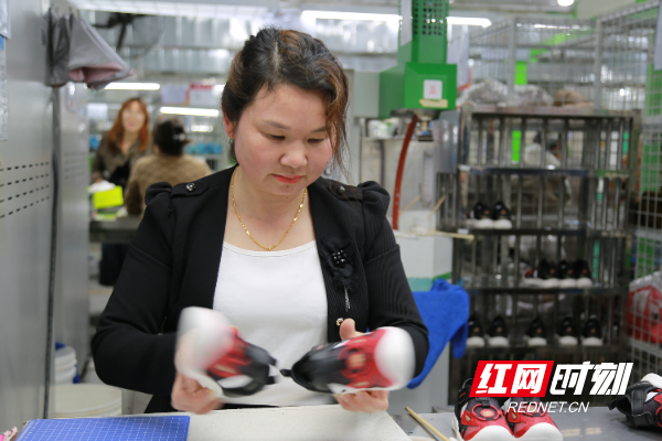 3月28日，在宁远高新技术产业开发区一鞋企车间，工人在赶制订单。.jpg