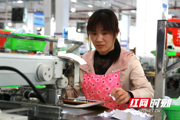 3月28日，在宁远高新技术产业开发区一鞋企车间，工人在赶订单.jpg