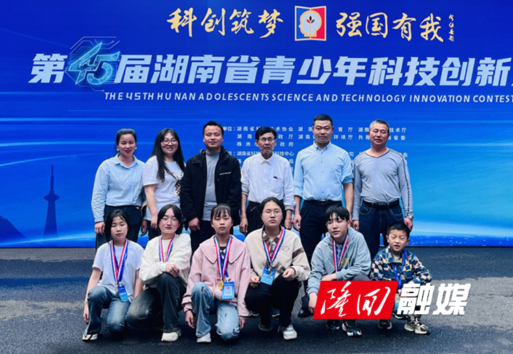 获奖辅导老师与学生.jpg