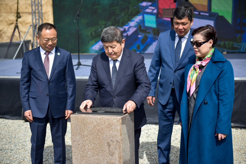 戴道国董事长与阿克尔别克·扎帕罗夫总理、艾别克·朱努沙利耶夫市长、杜德文大使（从左至右）在项目奠基仪式现场。