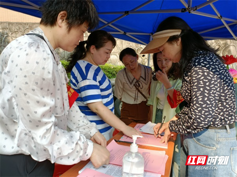 图六木子岭公园志愿者对进山人员开展森林防火宣传，倡导文明祭祀。（黄小芳  摄）.jpg