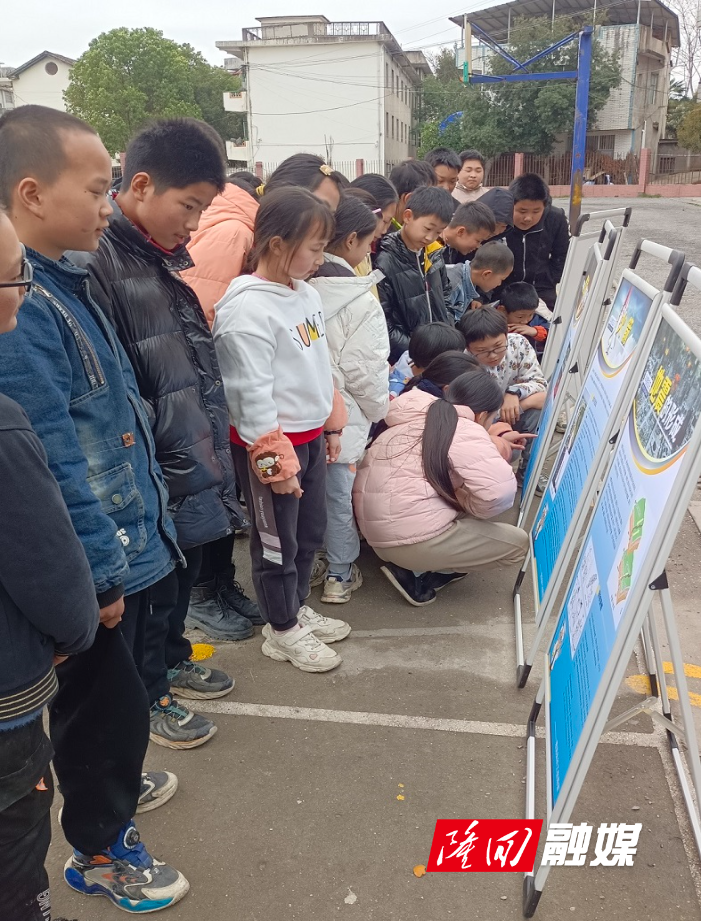 隆回县科工信局赴横板镇中心小学开展防震科普宣传(图1)