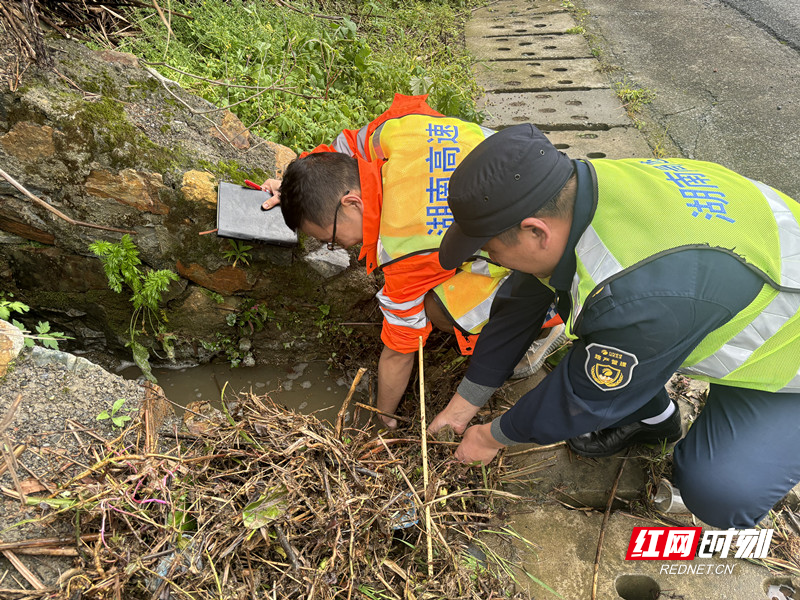 武深高速八面山管理所工作人员清理辖区内急流槽，防止排水沟堵塞。_副本.jpg