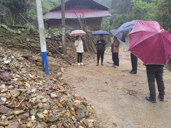 双牌县打鼓坪乡：党员防汛展担当 迎战降雨不退缩.jpg