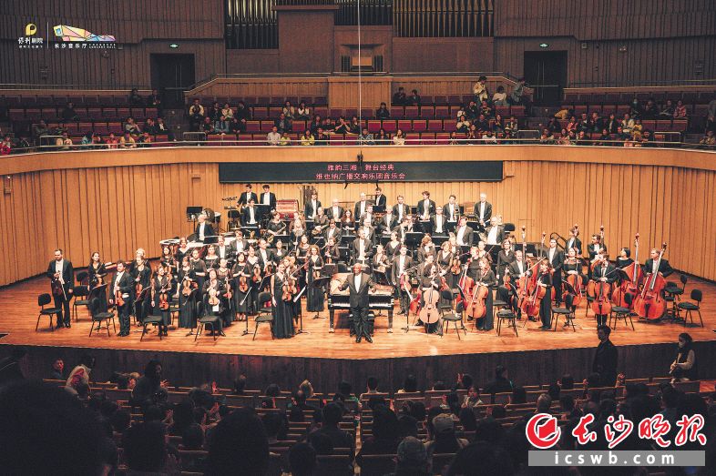 　　4月7日晚，维也纳广播交响乐团音乐会在长沙举行。　　长沙晚报通讯员 吴滴 摄