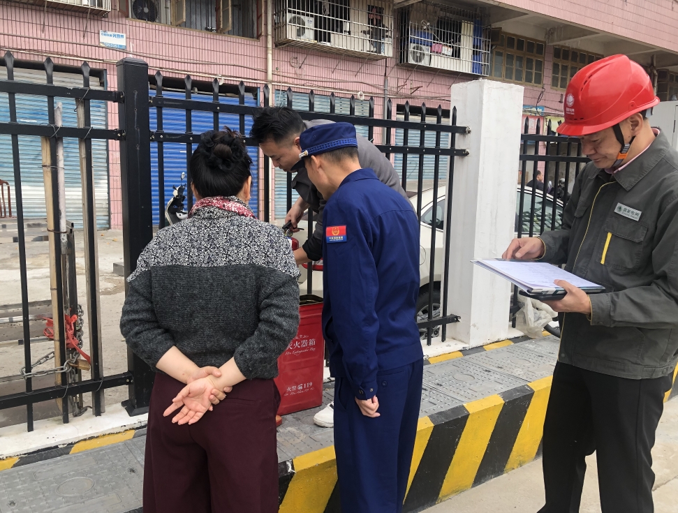 双清区开展新能源充电桩消防安全联合检查(图1)