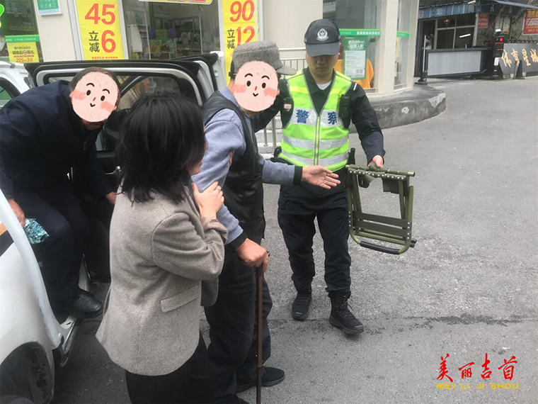 七旬老人摔倒无力起身 民警及时救助护送回家2.jpg